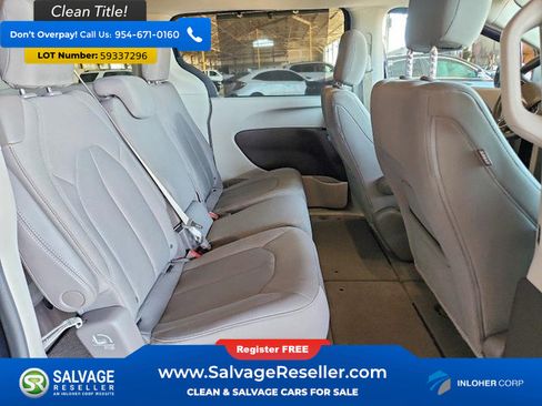 Used 2018 Chrysler Pacifica Touring Plus w/ Tire & Wheel Group FWD image 15