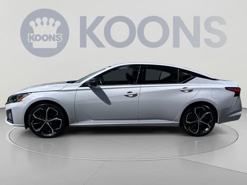 Used 2024 Nissan Altima 2.5 SR FWD image 2
