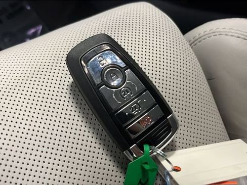 Used 2025 Lincoln Navigator Reserve image 21