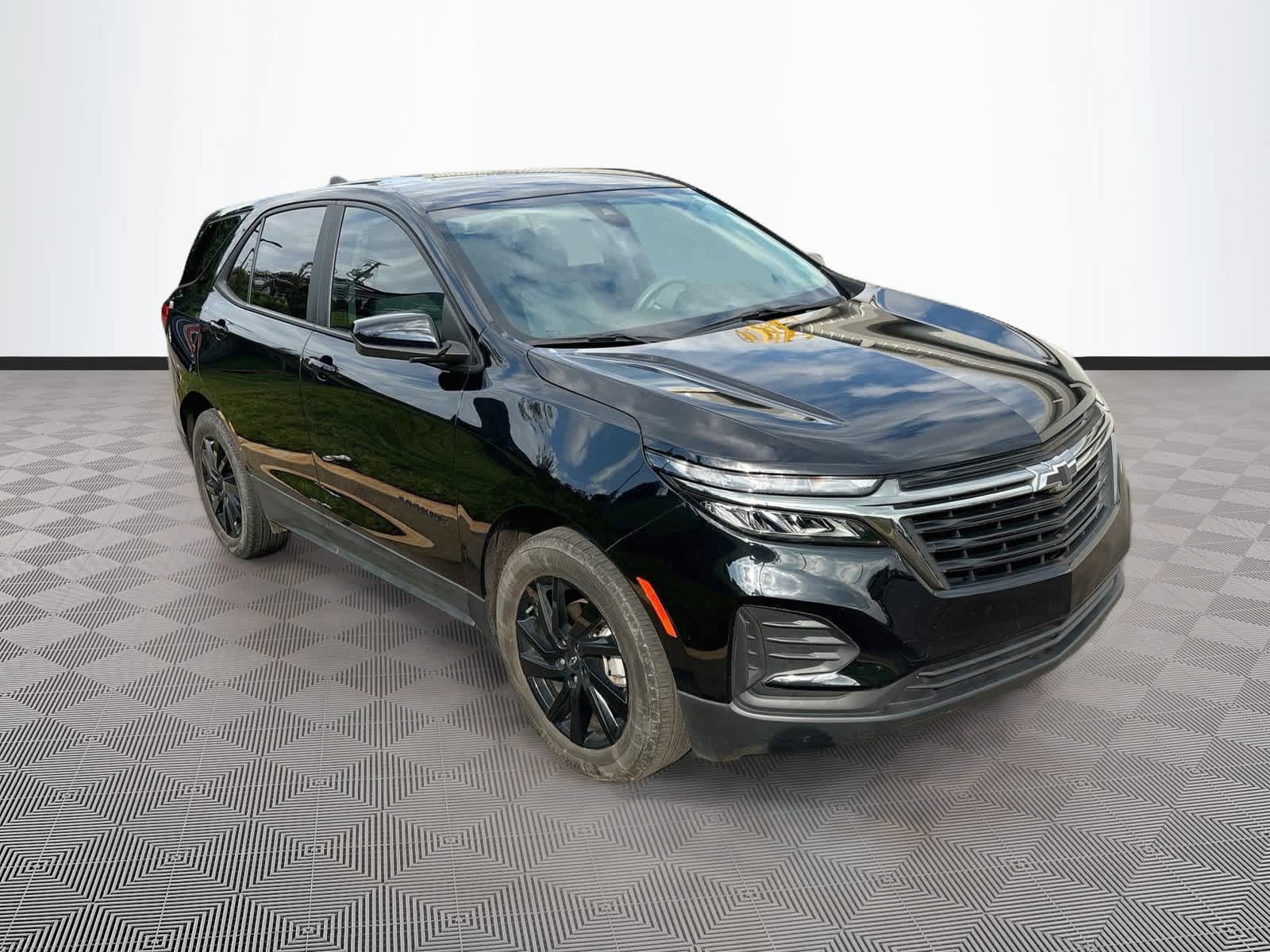 Used 2024 Chevrolet Equinox LS w/ LS Convenience Package AWD/4WD image 3