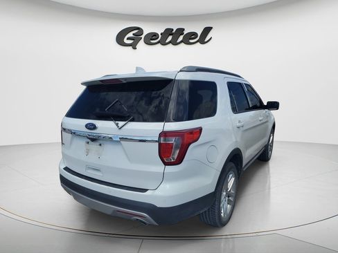 Used 2017 Ford Explorer XLT w/ Equipment Group 202A image 3