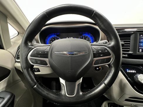 Used 2019 Chrysler Pacifica Touring-L FWD image 22