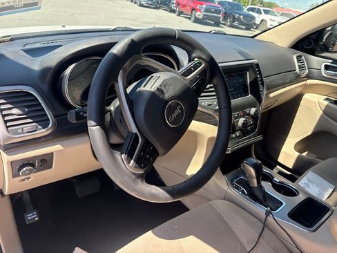 Used 2021 Jeep Grand Cherokee Laredo RWD image 4
