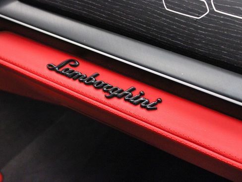 Used 2025 Lamborghini Urus SE image 49