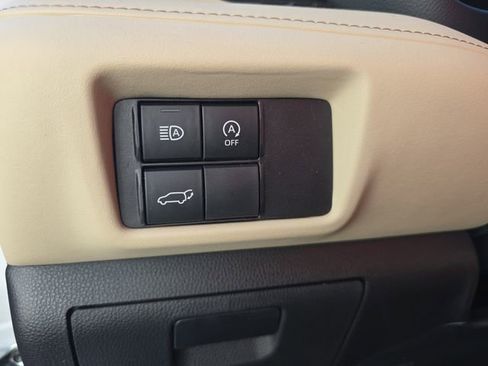 Used 2023 Toyota Highlander XLE FWD image 27