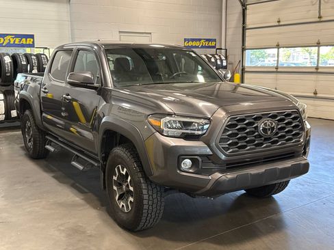Used 2022 Toyota Tacoma TRD Off-Road w/ TRD Premium Off Road Package AWD/4WD image 3