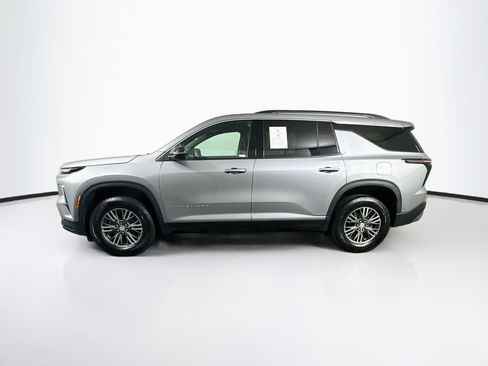 Used 2025 Chevrolet Traverse LT FWD image 4