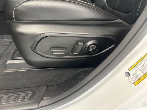 Used 2023 Jeep Grand Cherokee Limited image 17