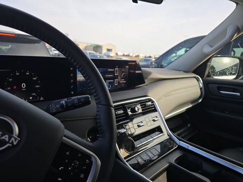 Used 2025 Nissan Armada SV image 5