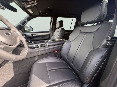 New 2025 Jeep Wagoneer L Series II w/ Convenience Group I AWD/4WD image 15