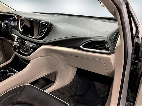 Used 2023 Chrysler Pacifica Limited image 26