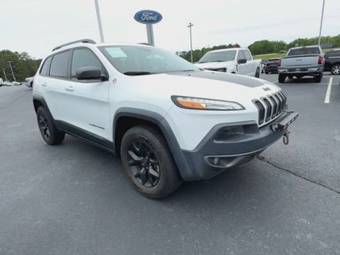 Used 2017 Jeep Cherokee Trailhawk AWD/4WD image 2