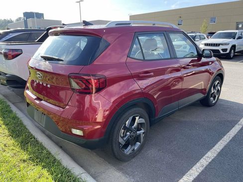 Used 2022 Hyundai Venue Limited FWD image 4