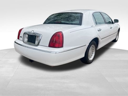 Used 2000 Lincoln Town Car Executive RWD image 3