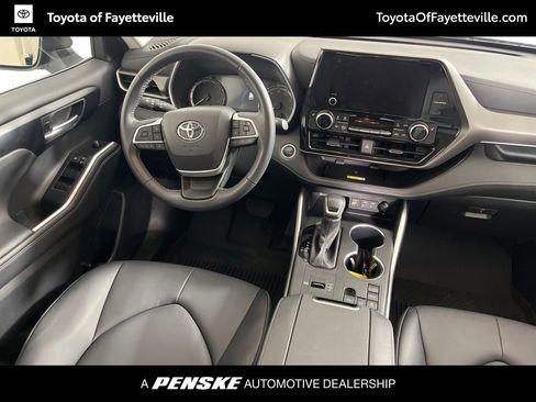 Certified 2025 Toyota Highlander XLE image 5