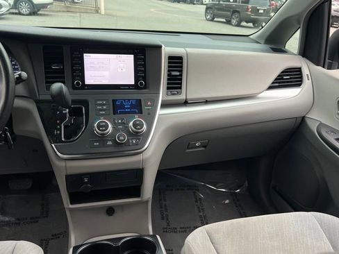 Used 2018 Toyota Sienna LE image 14