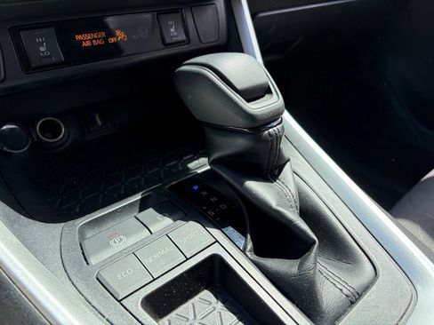 Used 2019 Toyota RAV4 XLE w/ Convenience Package FWD image 9