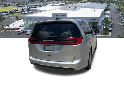 Used 2023 Chrysler Pacifica Touring-L FWD image 16