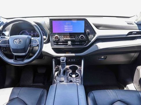 Used 2024 Toyota Highlander Platinum AWD/4WD image 14