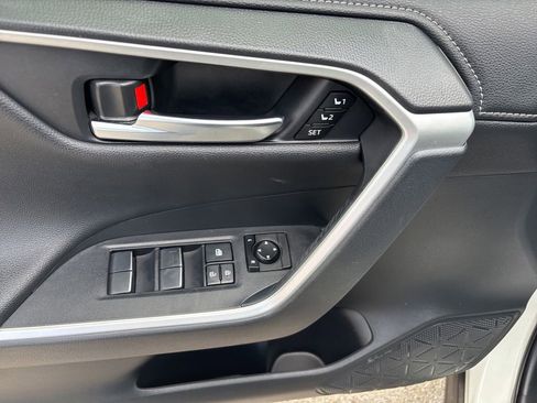 Used 2019 Toyota RAV4 Limited AWD/4WD image 12