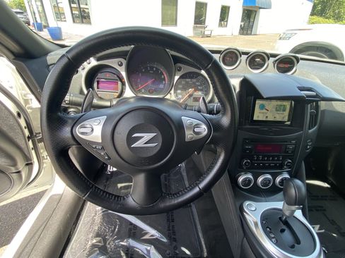 Used 2016 Nissan 370Z Roadster image 12