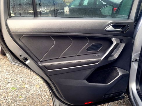 Used 2022 Volkswagen Tiguan SE image 33