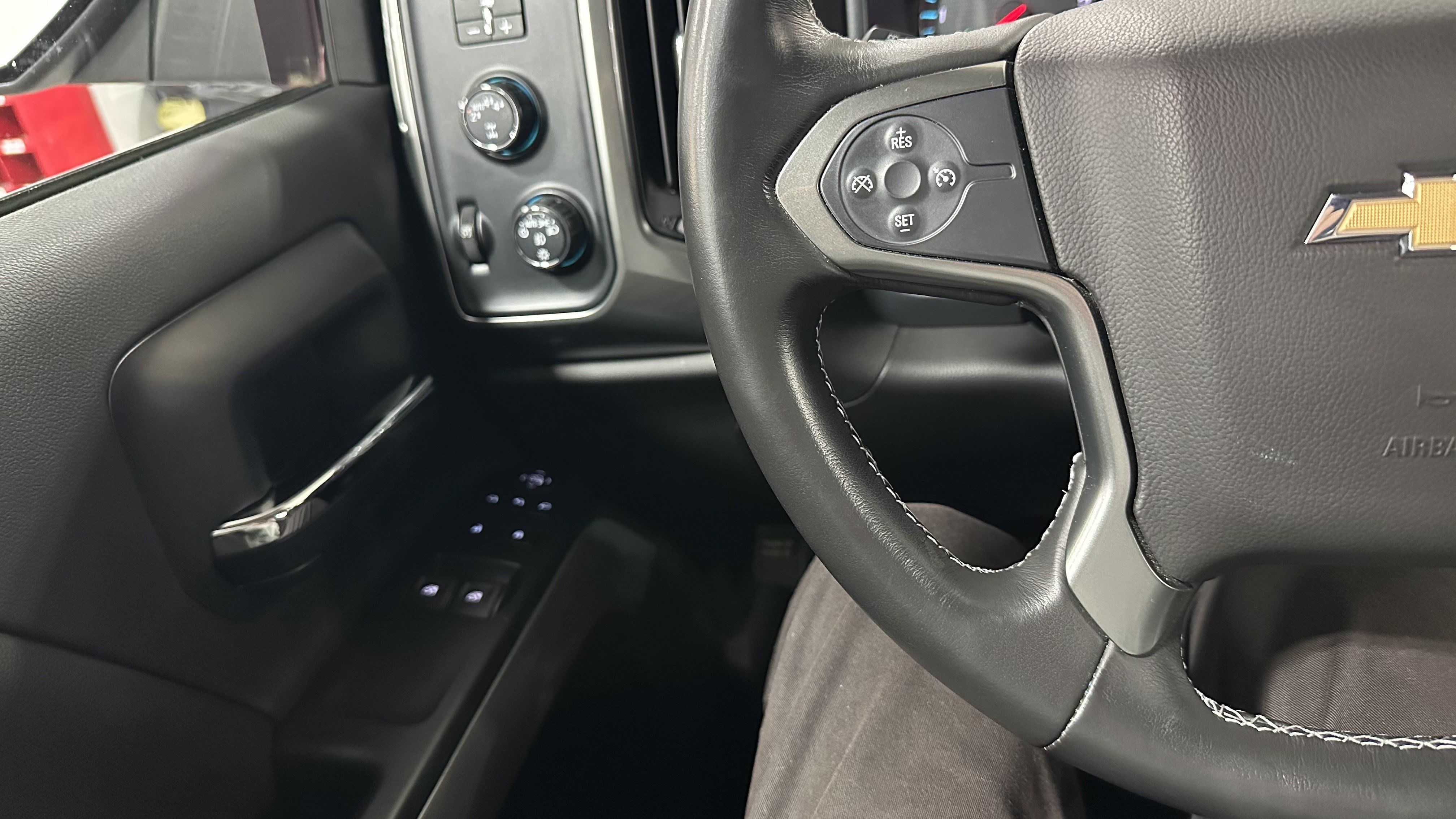 Used 2018 Chevrolet Silverado 1500 LT w/ LT Convenience Package AWD/4WD image 19