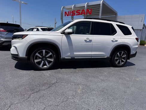 Used 2023 Honda Pilot Touring image 2