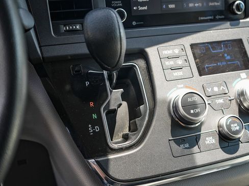 Used 2018 Toyota Sienna LE FWD image 18