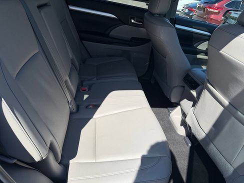 Used 2019 Toyota Highlander XLE AWD/4WD image 24