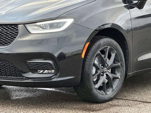 New 2026 Chrysler Pacifica Limited w/ S Appearance Package image 5