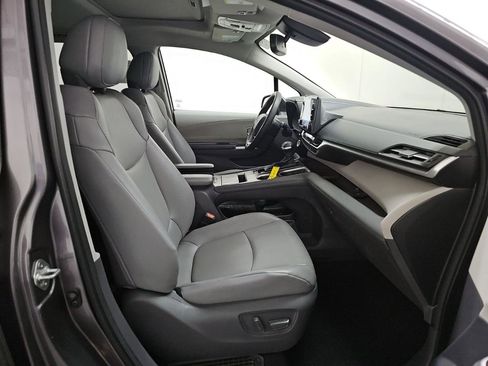 Used 2021 Toyota Sienna XLE FWD image 13