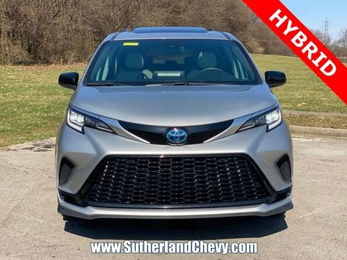 Used 2024 Toyota Sienna XSE FWD image 2