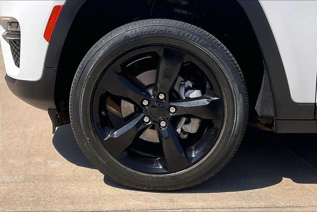 Used 2023 Jeep Grand Cherokee Limited w/ Black Appearance Package RWD image 9