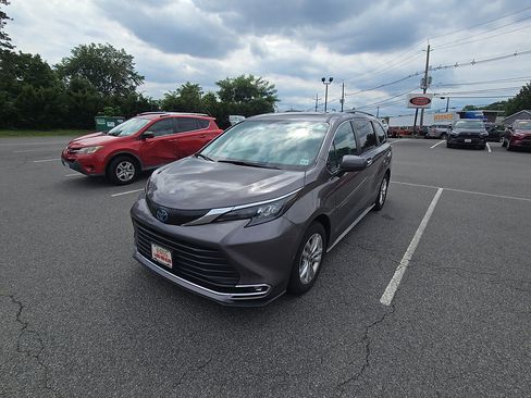 Used 2024 Toyota Sienna XLE w/ XLE Plus Package AWD/4WD image 3