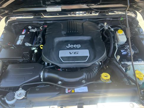 Used 2015 Jeep Wrangler Unlimited Sport AWD/4WD image 14