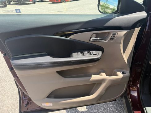 Used 2017 Honda Pilot Touring image 11