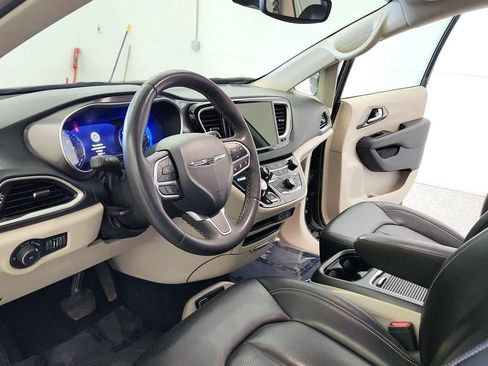 Used 2023 Chrysler Pacifica Touring-L FWD image 14