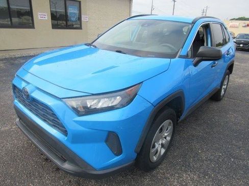 Used 2019 Toyota RAV4 LE FWD image 2