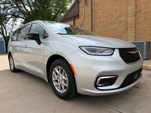 Used 2024 Chrysler Pacifica Touring-L FWD image 2