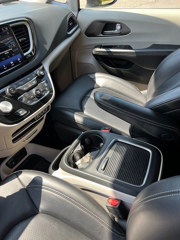 Used 2023 Chrysler Pacifica Touring-L FWD image 10
