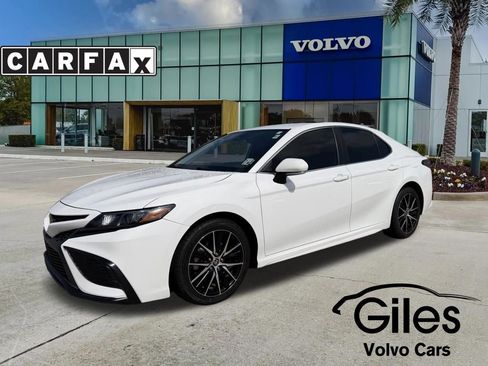 Used 2022 Toyota Camry SE image 1