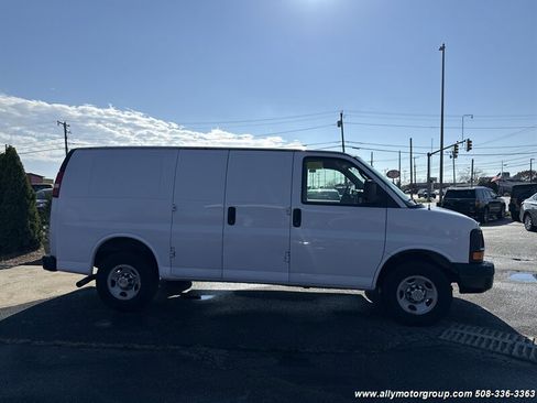 Used 2011 Chevrolet Express 2500 image 4