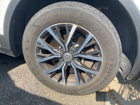 Used 2018 Volkswagen Tiguan SE FWD image 9