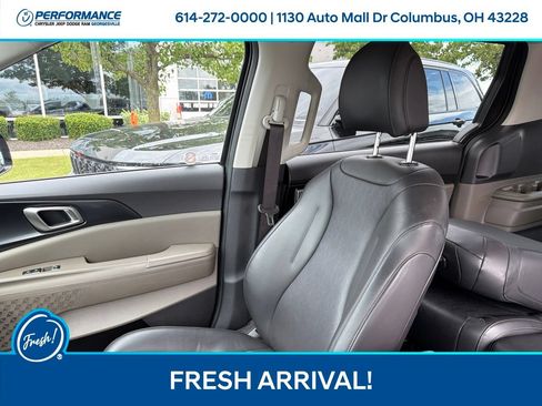 Used 2025 Kia Carnival FWD image 16