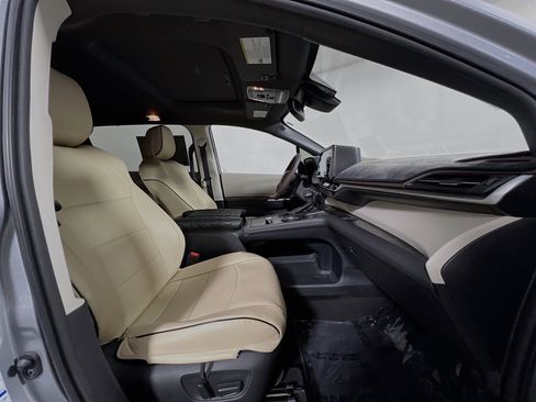 Used 2021 Toyota Sienna Platinum image 31