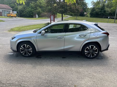 Used 2024 Lexus UX 250h AWD w/ Premium Package image 7