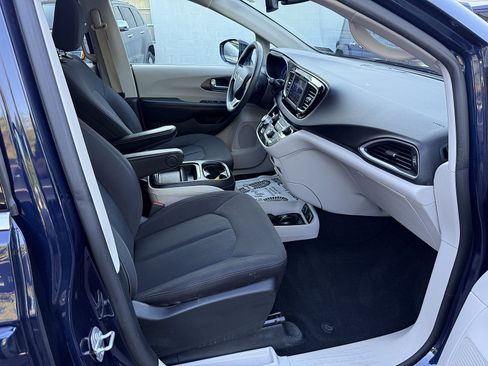 Used 2020 Chrysler Pacifica Touring FWD image 12