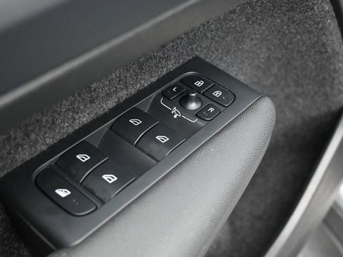 Used 2025 Volvo XC40 B5 Core image 17