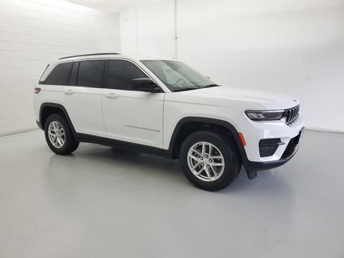 Used 2025 Jeep Grand Cherokee Laredo X RWD image 4
